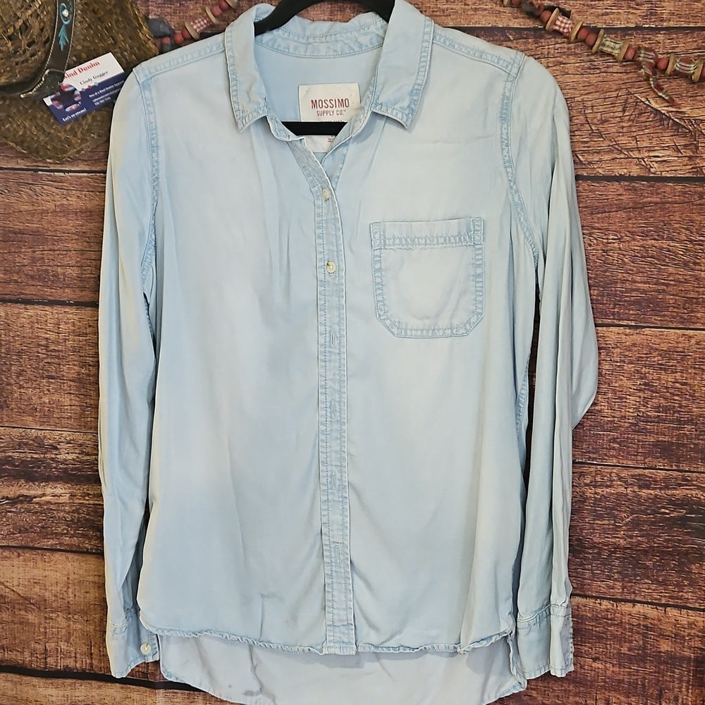Preloved "Mossimo" Classic Lightweight Buttondown Denim Shirt! 🩵 Sz Large